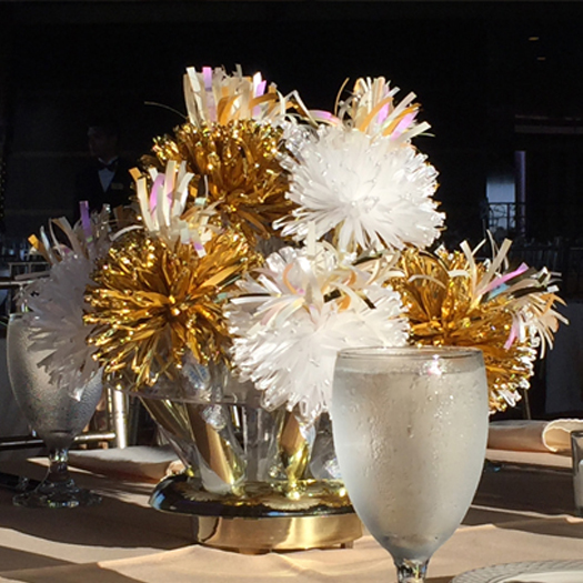 Wanderfuls-centerpiece-in-gold-and-white-combination-with-hersheys-kisses